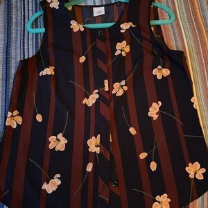 Cabi sleeveless button up blouse. Maroon & Navy. Med.